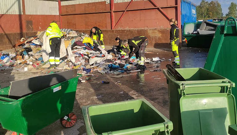 Personal på Heljeveds återvinningscentral genomför en plockanalys av restavfall. 