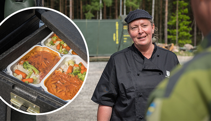 Kvinna i svarta kockkläder pratar med en person i kamoflagekläder. Vid sedan finns en infälld bild på korv Stroganov med ris.