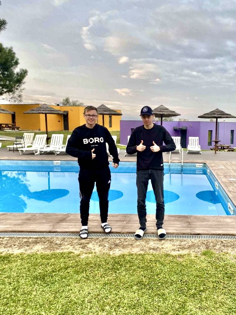 Två elever från Lagmansgymnasiet vid en pool i Portugal