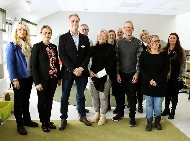 Från vänster: Charlotte Nordström, riksdagsledamot, Anna Cederqvist, kommundirektör, Lars Gezelius, kommunstyrelsens ordförande, Peter Engman, enhetschef, Camilla Waltersson Grönvall, socialtjänstminister, Jessica Bredenberg, verksamhetschef, Håkan Olsson, verksamhetschef, Agneta Lindberg, verksamhetschef, Elin Härling, socialnämndens ordförande, Linda Svantesson, enhetschef.