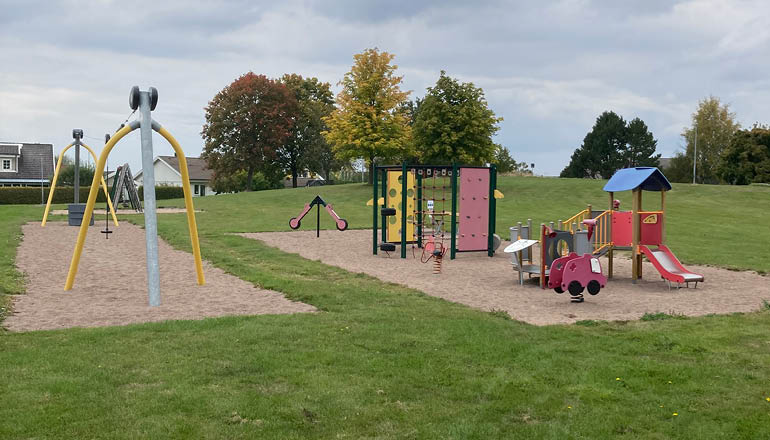 Översiktsbild på en lekplats.