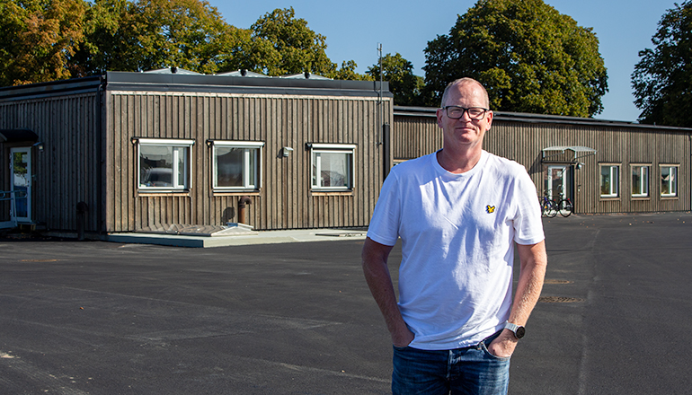 VA-chefen Fredrik Lidén framför vattenverket i Vara kommun