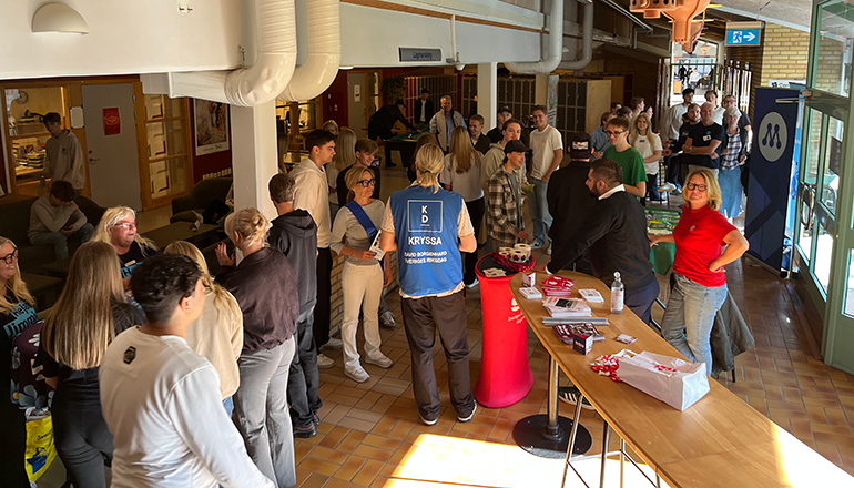 Bokbord på Lagmansgymnasiet inför skolvalet. Elever och lärare besöker partiernas informationsbord och samtalar med politiska företrädare om samhällsfrågor och politik.