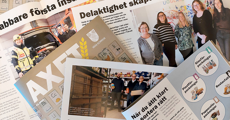 Flera tidningar ligger uppslagna huller om buller på ett bord