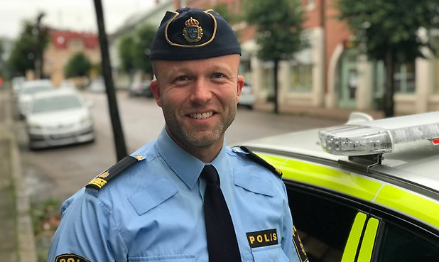 Uniformerad manlig polis.