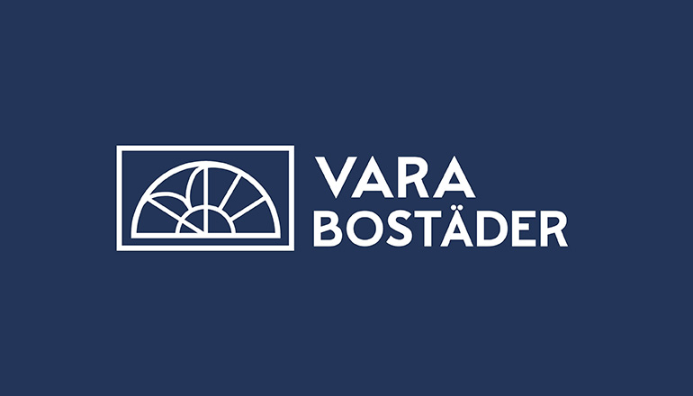 Mörkblå bakgrund med Vara Bostäders logotyp i vitt.