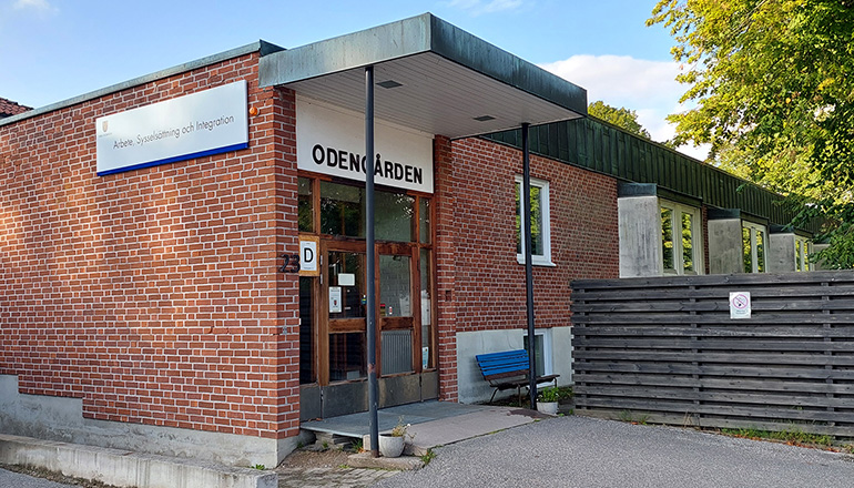 Entrén till Odengården där Arbetsmarknadsenheten finns. 