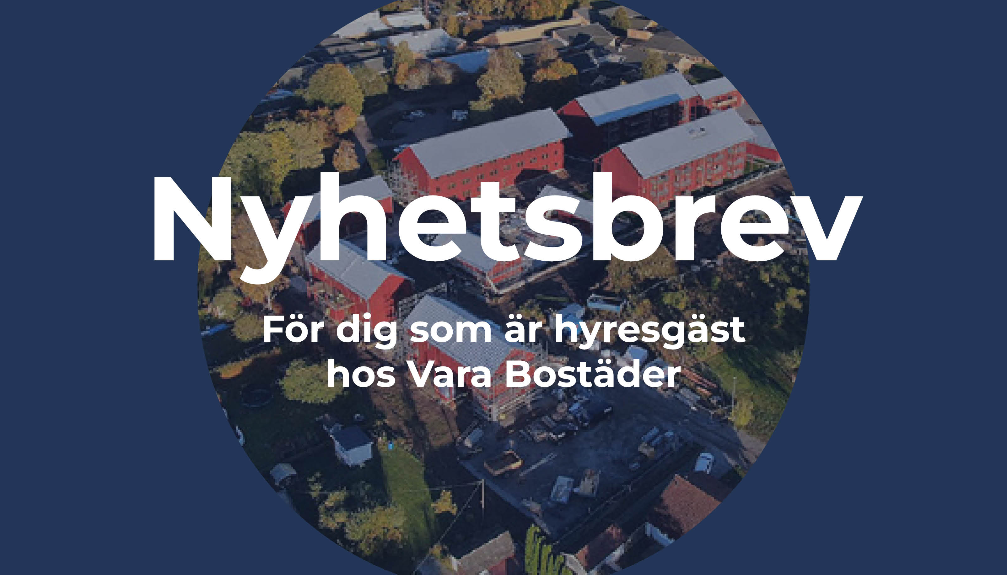 Blå bakgrundsplatta, rund flygbild med röda lägenhetshus i mitten, vit text "Nyhetsbrev för dig som är hyresgäst hos Vara bostäder" ovanpå.