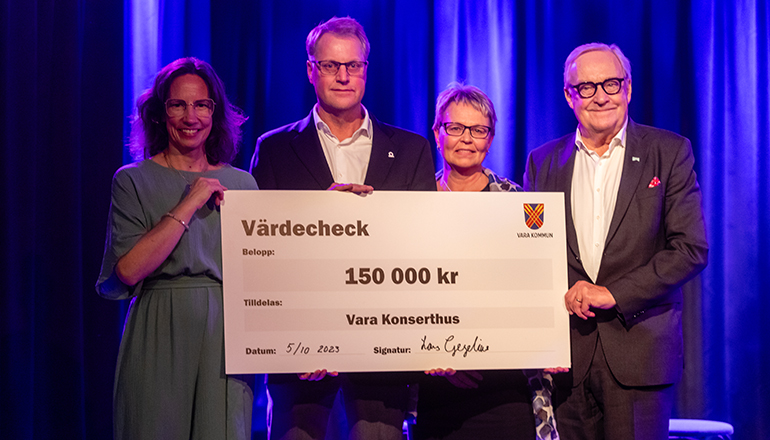 Två män och två kvinnor håller i en stor värdecheck med texten 150 000 kronor.
