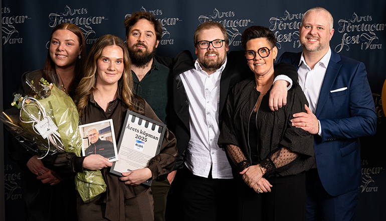 Tre kvinnor och tre män med diplom och blommor i händerna.