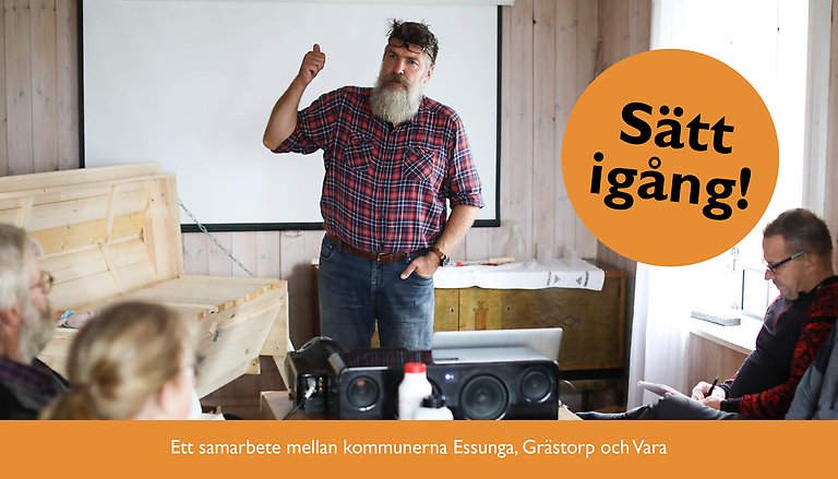 Man står bakom ett bord med en radio, pratar med personer som sitter. Dekal med texten Sätt igång!