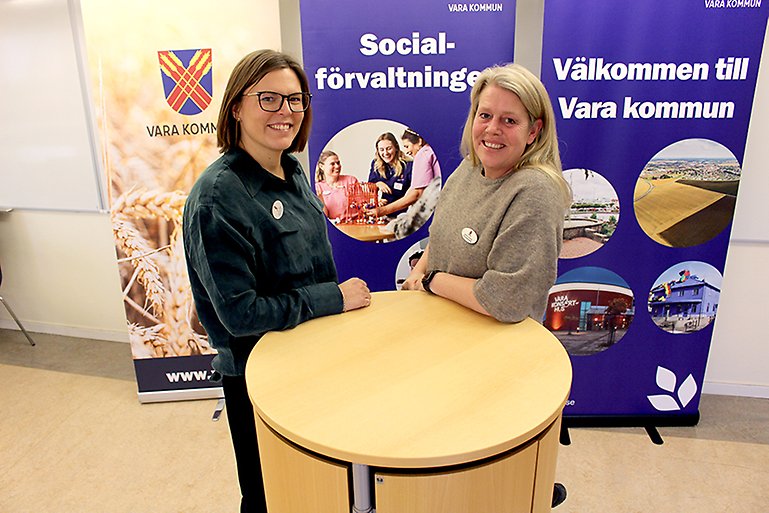 Fyra kvinnor i pastellfärgade peruker, färgglada kläder mot en lila bakgrund.