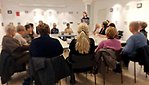 Foto på konstnär och en av hennes illustrationer.